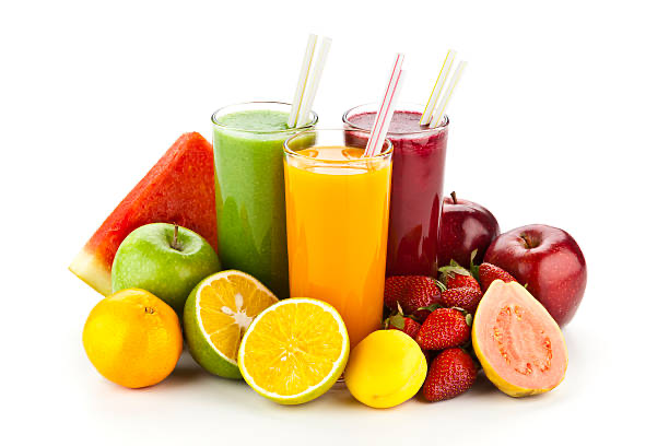 Soki owocowo-warzywne w szklankach: zielony smoothie, sok pomarańczowy i sok z owoców czerwonych